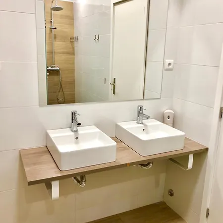 Bragas Center בית הארחה
